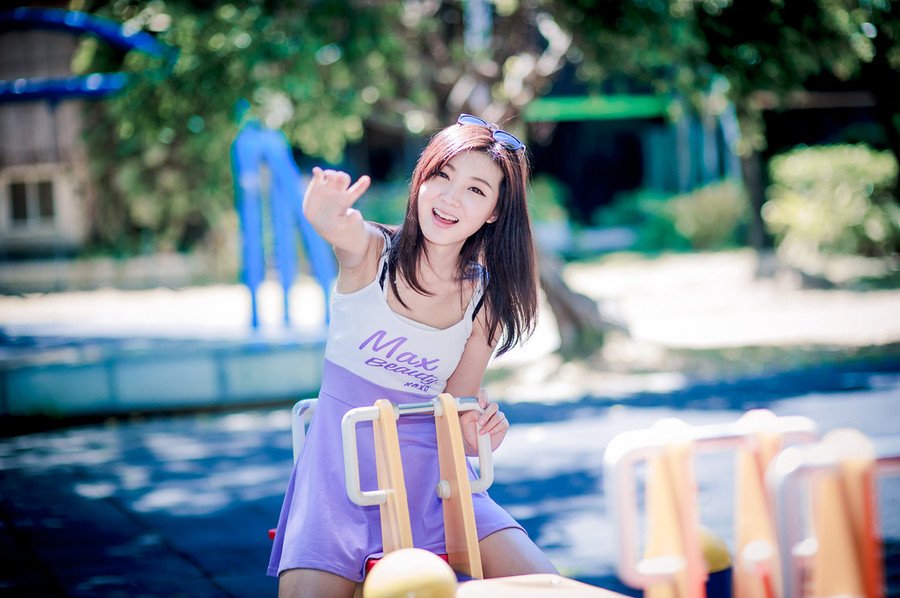 小乔没有回答，只是倔强的看向吕布。